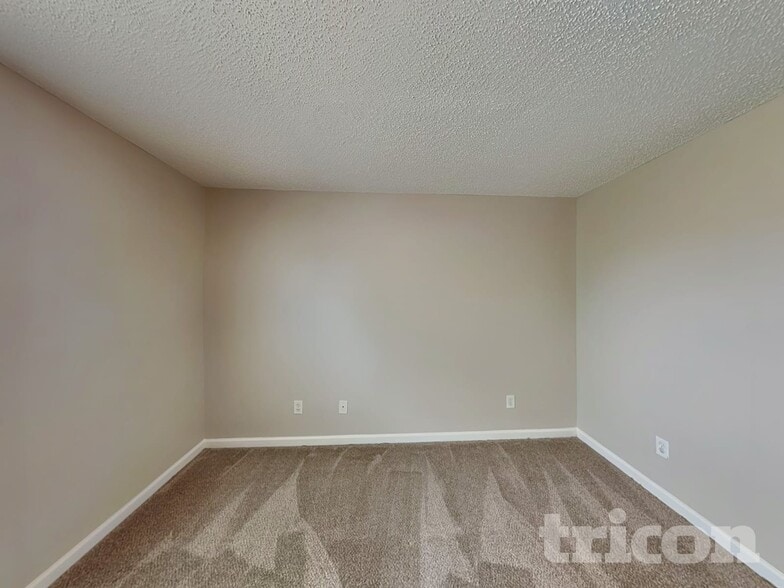 Building Photo - 1055 Maria Dr