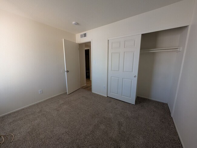 Building Photo - 3 Bed 2 Bath Home