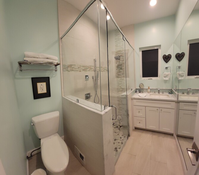 Downstairs bath - 410 Miramar Dr