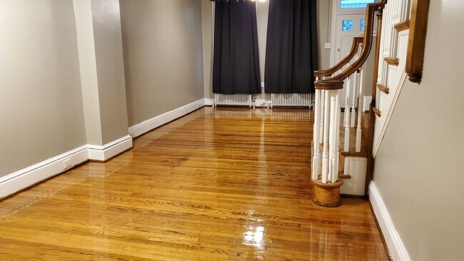 Building Photo - 4 Bedroom House Parking York City