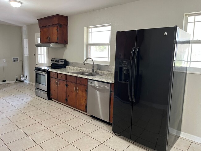 Building Photo - 3 Bedroom, 1 bath Pool Home in Lake City