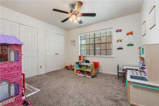 Building Photo - Available NOW!! Cute 3/2 four-plex Close t...