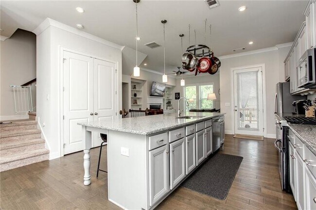 Building Photo - Large 3 Bedroom Luxury Townhome on Silver ...