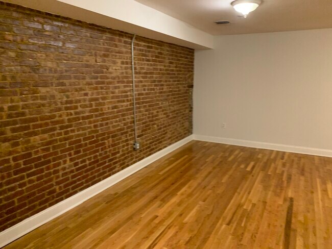 Building Photo - 418 Madison St