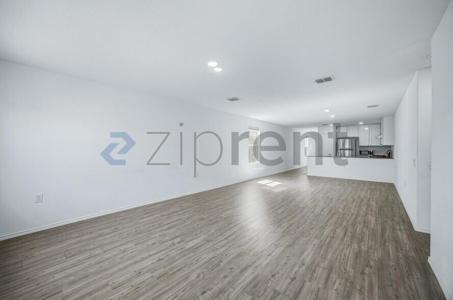 Building Photo - 10106 Ana Hts