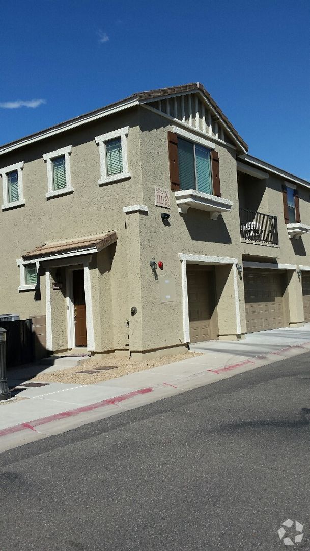 Building Photo - 2 bedroom /2 bath with a garage located in...