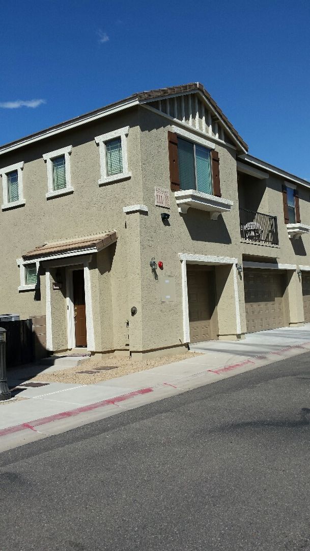 Building Photo - 2 bedroom /2 bath with a garage located in...