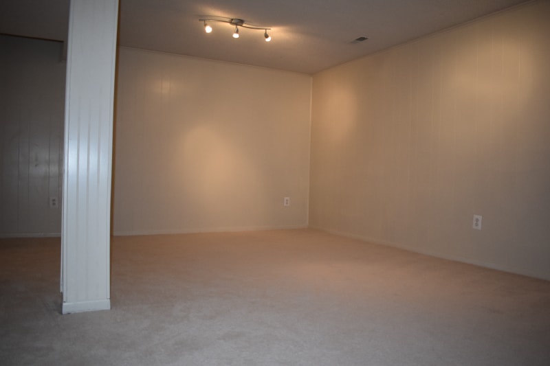 Building Photo - 7001 Roslyn Ave