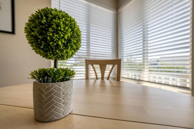 Building Photo - FULLY FURNISHED Sparks home with all utilities included and flexible lease options