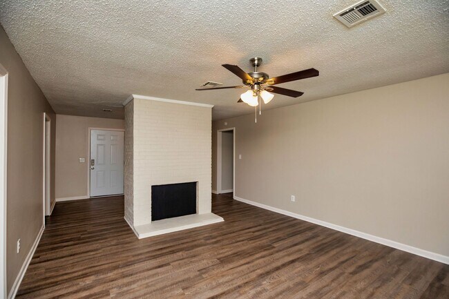 Building Photo - ** 4 Bed 2 Bath located in Ridgefield **Call 334-366-9198 to schedule a self tour