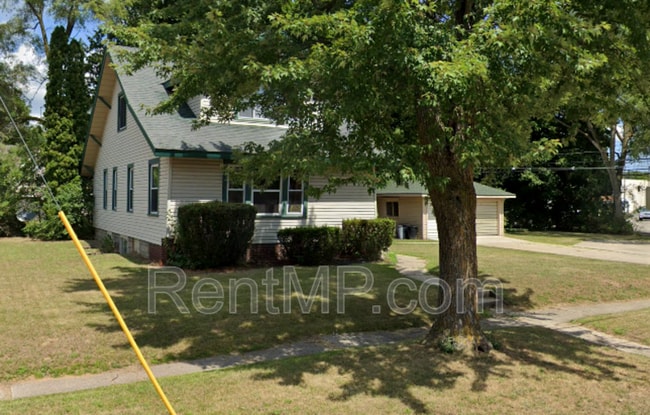Building Photo - 703 E Chippewa St