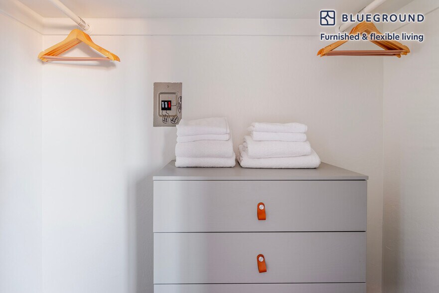 Building Photo - 245 Bush St