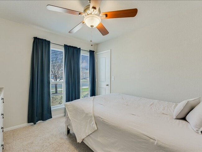 Building Photo - 725 Pinnacle Dr