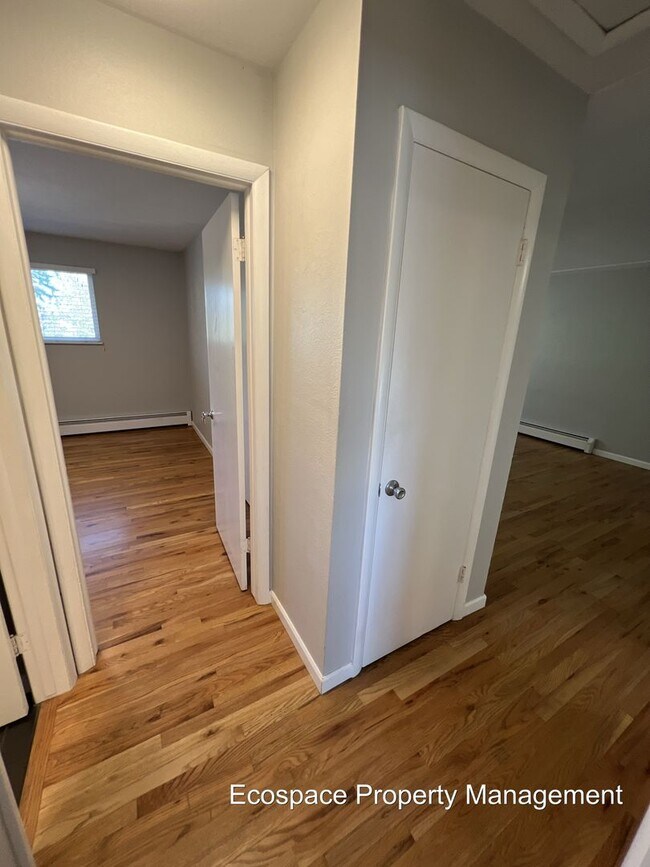 Building Photo - Bright & Beautiful 2-bedroom 1 Bath Across...