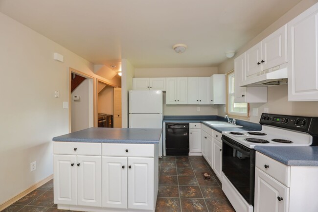 Building Photo - -- Available Now!  Spacious 4 Bed 2 Bath C...