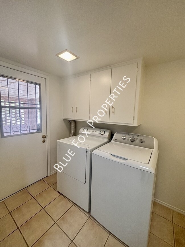 Building Photo - 900 E Vía Lucitas