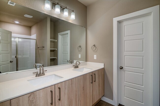 Building Photo - GORGEOUS 3 BEDROOM DUPLEX LOCATED IN MIDLO...