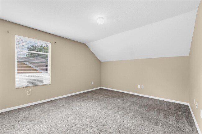 Building Photo - Updated 4BR with Bonus Room in Riverview!