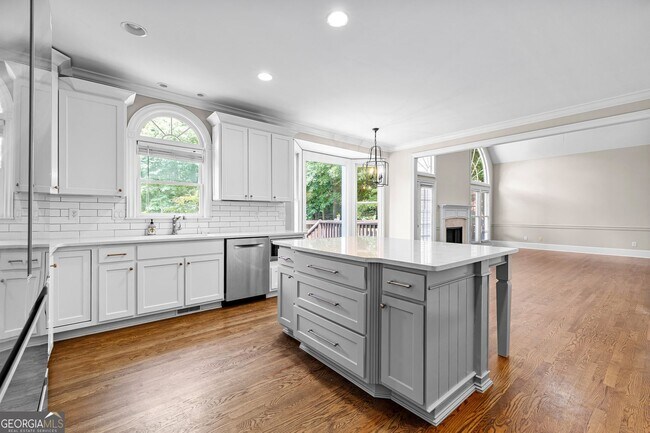 Building Photo - 340 Broadmoor Dr