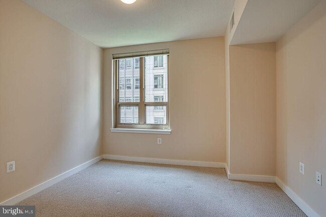 Building Photo - 888 N Quincy St