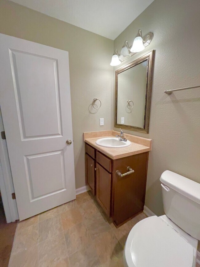 Building Photo - 3/3 condo convenient to FSU, FAMU, TCC, re...