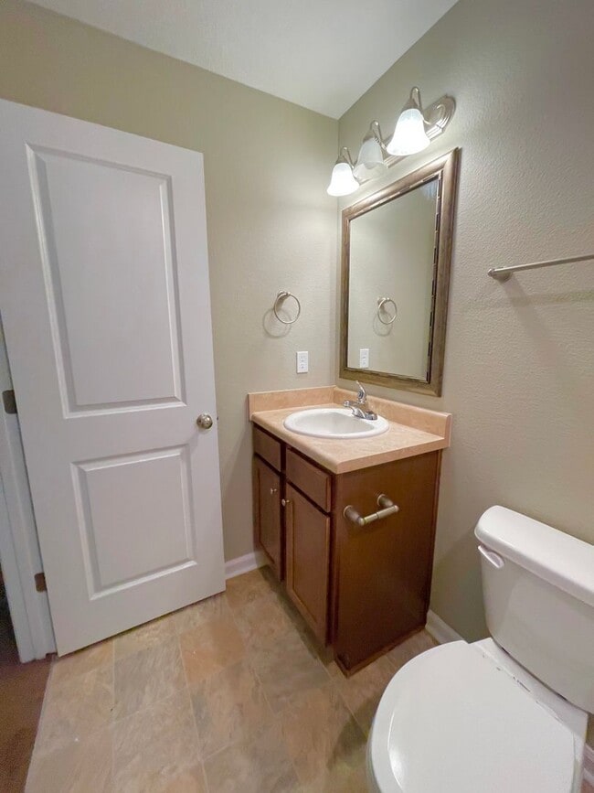 Building Photo - Stylish 3/3 Condo Minutes from FSU, FAMU &...