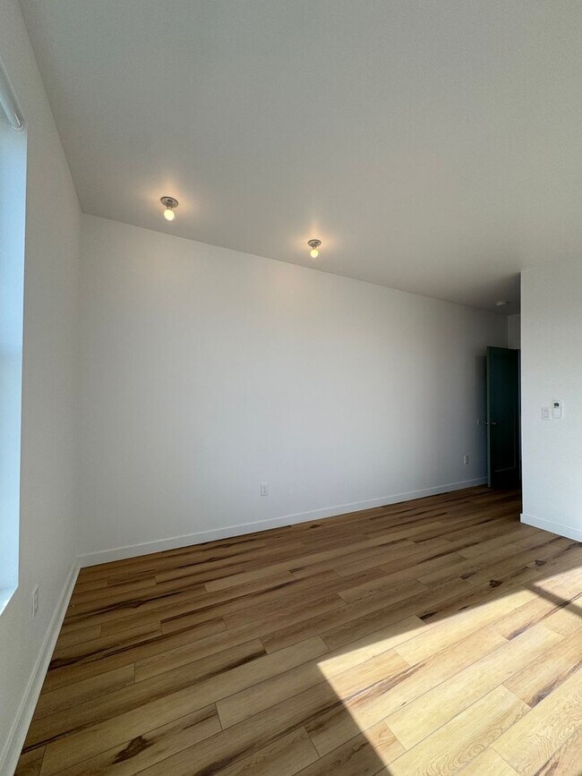 Building Photo - 4BR/3BA with Soaring Ceilings & Large Windows