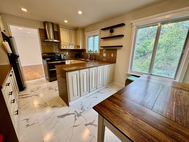 Building Photo - Stylish 3Bed/2.5Ba Daly City Home with Mod...