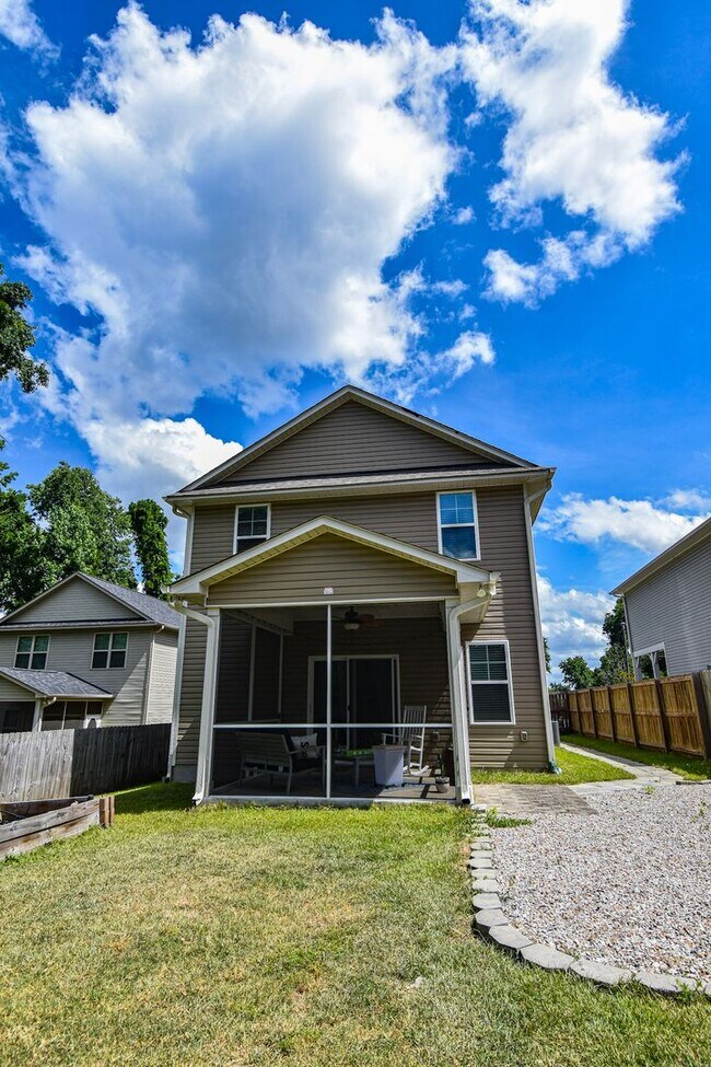Building Photo - 3 Bedroom 3 Bathroom in Haymount! Pets okay