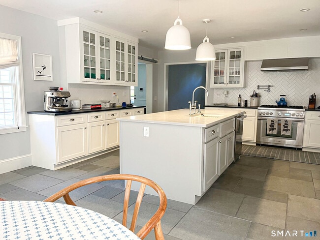 Building Photo - 85 Gellert Rd