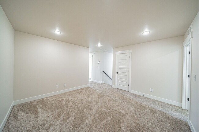 Building Photo - Beautiful 4-Bedroom Townhome for Rent off of Sunnyside in Idaho Falls