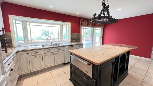 Building Photo - Wonderful 4 Bedroom 3 Bathroom Villa Park ...