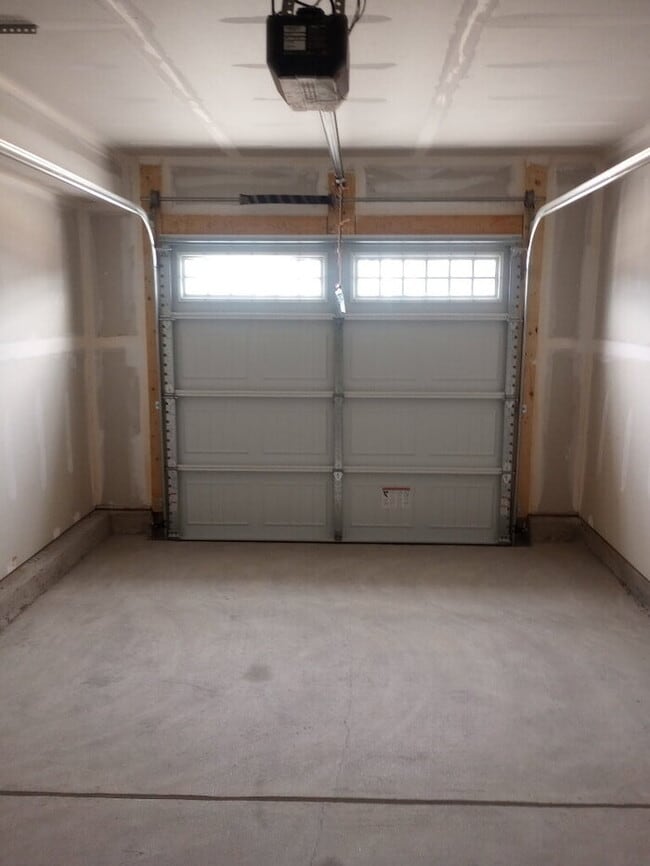 Building Photo - 104 Filly Ln