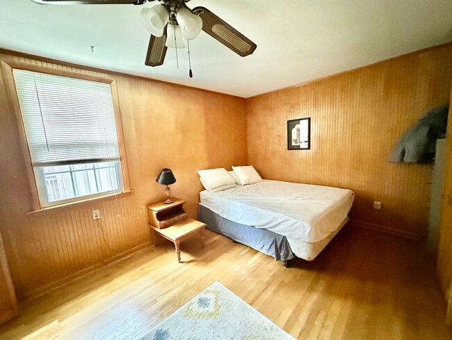Building Photo - Mid-Century Retro Masterpiece!