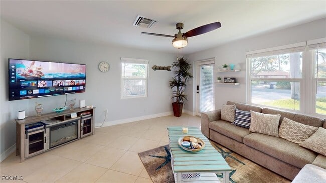 Building Photo - 560 E Valley Dr