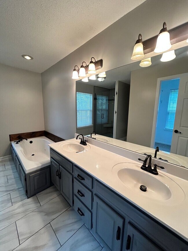 Building Photo - $500.00 OFF JANUARY RENT!! Soddy Daisy Oasis! 3 beds, 2.5 baths, huge garage & yard!