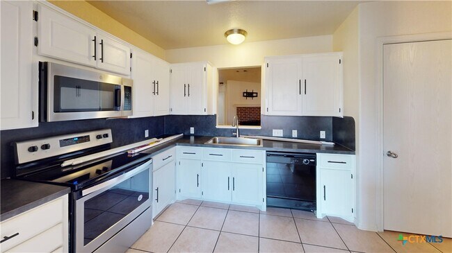 Building Photo - 3611 Selena Dr