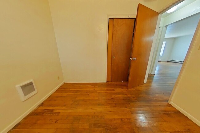 Building Photo - 2 Bedroom Duplex ~ Close to Campus