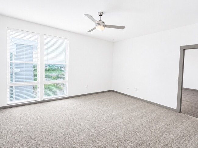 Building Photo - 1111 N Durham Dr