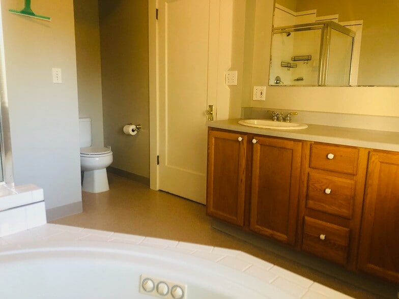 Upstairs bathroom - 6219 SW 21st Ave