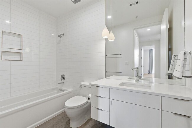 Building Photo - 1010 W 10th St