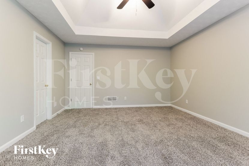 Building Photo - 940 Willow Hollow Dr