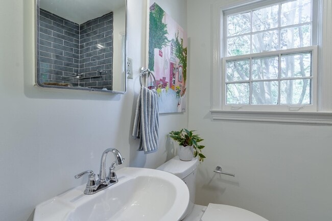 Building Photo - 695 Berry Rd