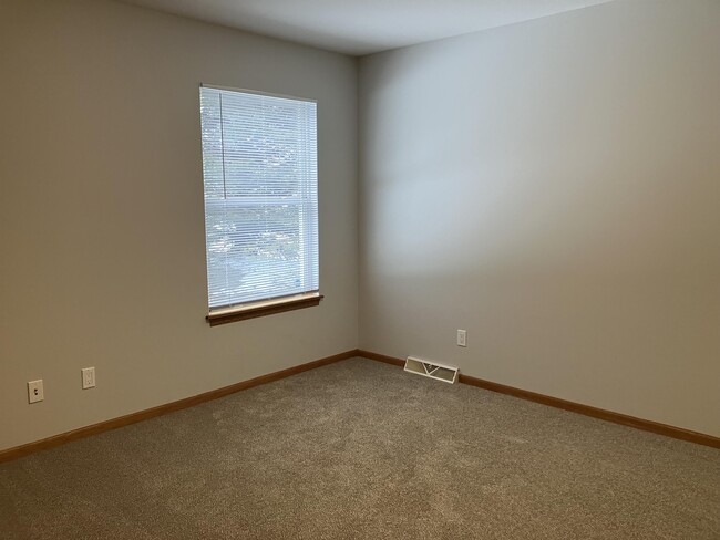 Building Photo - 1442 Oriole Dr