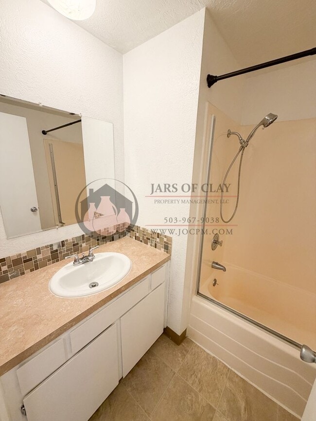 Building Photo - Move in ready South Salem Home!