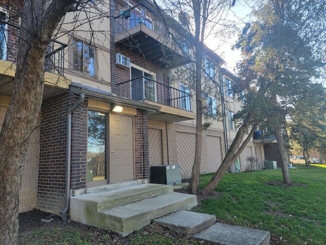 Building Photo - 416 E Bailey Rd