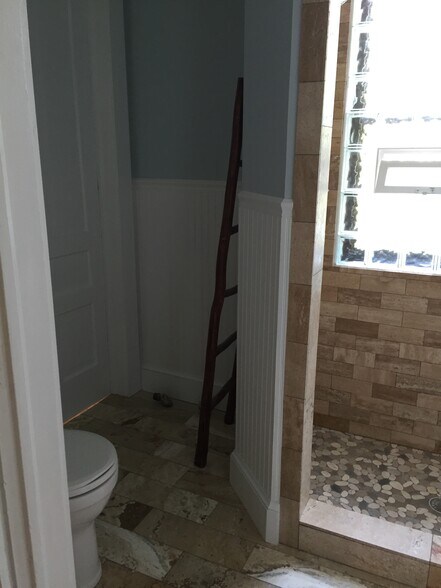 Building Photo - 722 W Kalamazoo Ave