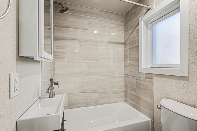 Building Photo - 2 Bedroom Single Family Home*Remodeled* Utilities included in rent!