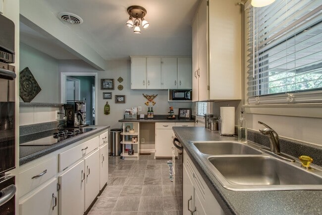 Building Photo - Crieve Hall Ranch with Studio