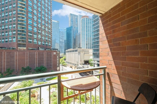 Building Photo - 440 N McClurg Ct